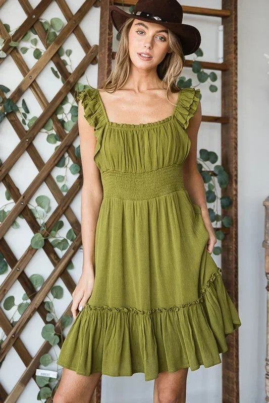 Robe sans manches à volants et taille froncée