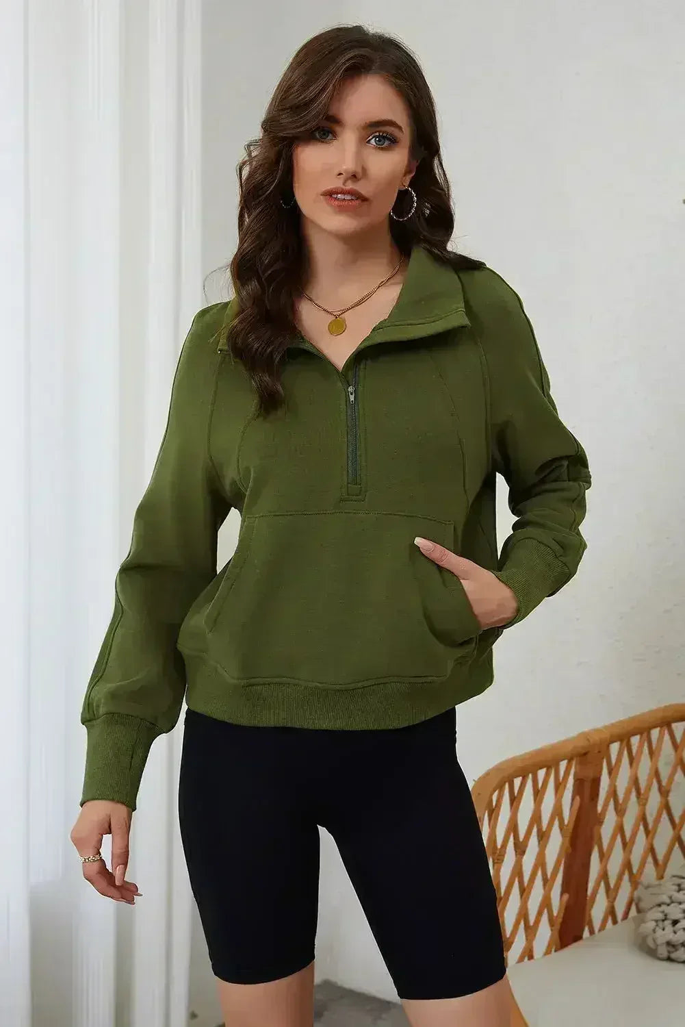Sweat-shirt à col montant zippé quart, couleur vert mousse, avec poche kangourou