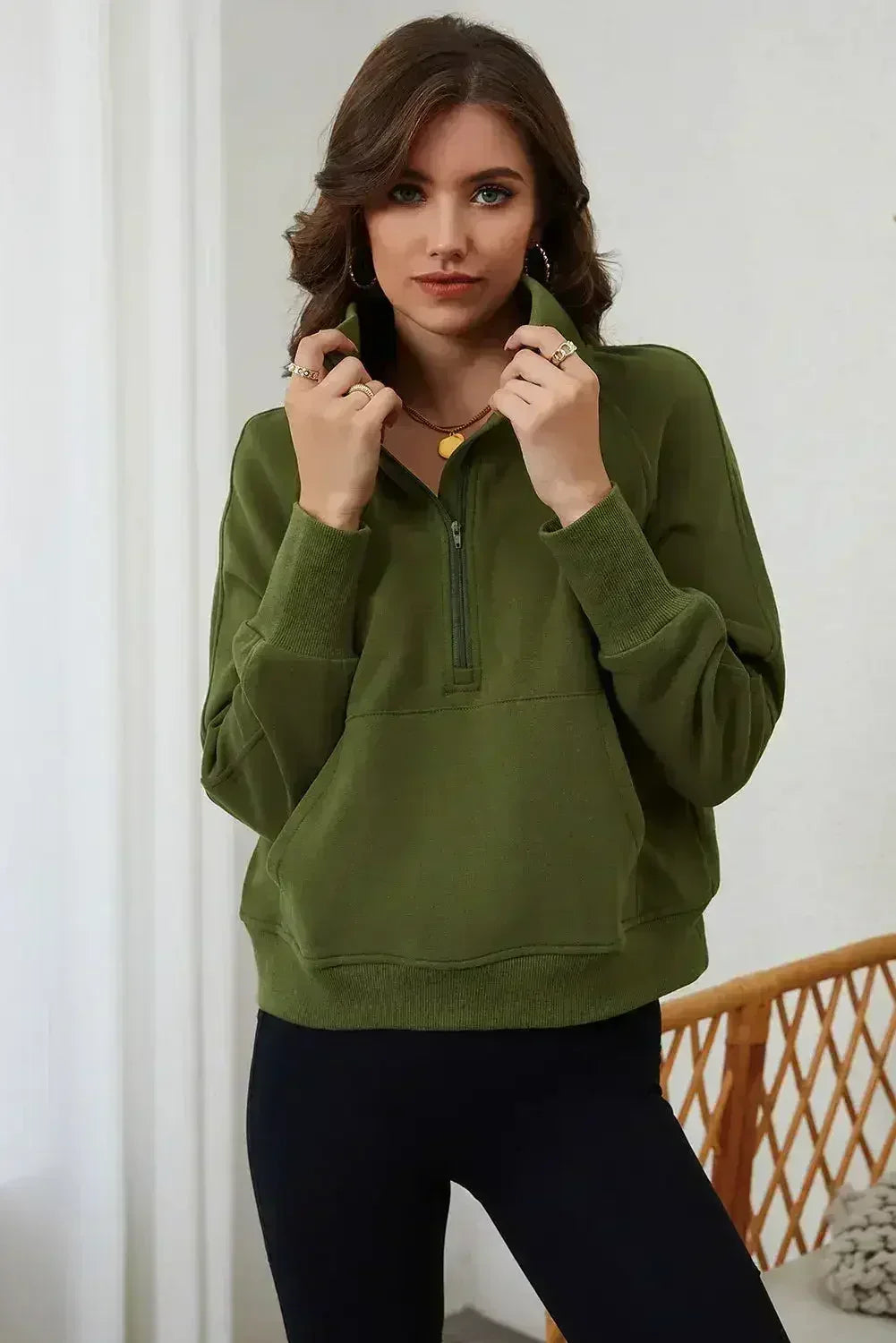 Sweat-shirt à col montant zippé quart, couleur vert mousse, avec poche kangourou