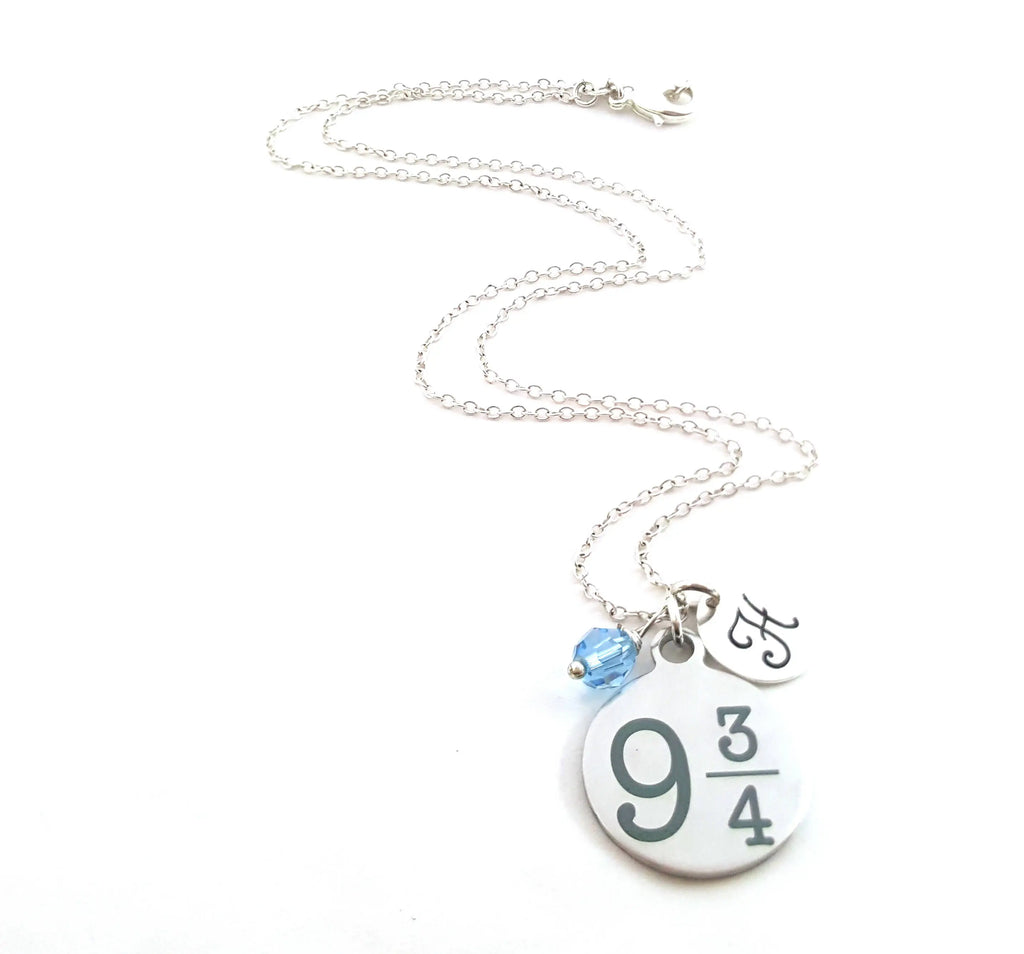 Collier 9¾ inspiré des sorciers – Personnalisé avec initiale et pierre de naissance