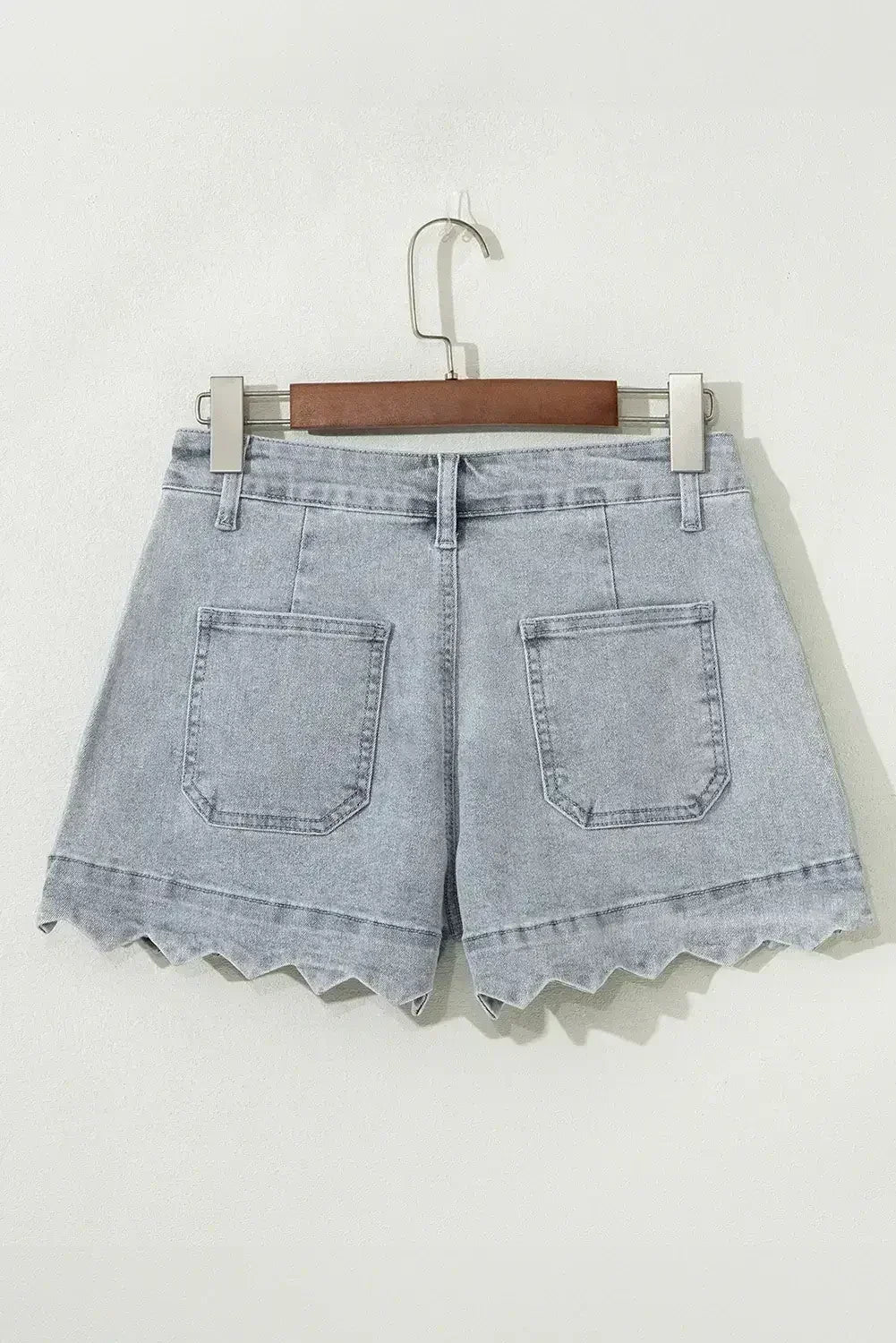 Short en jean délavé bleu à ourlet festonné