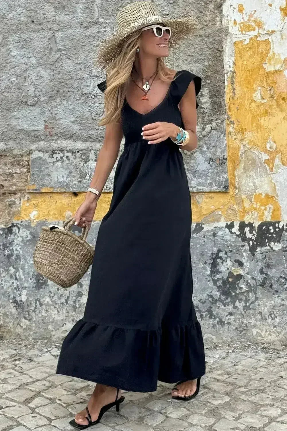 Robe longue noire à volants, col en V, taille haute et buste smocké