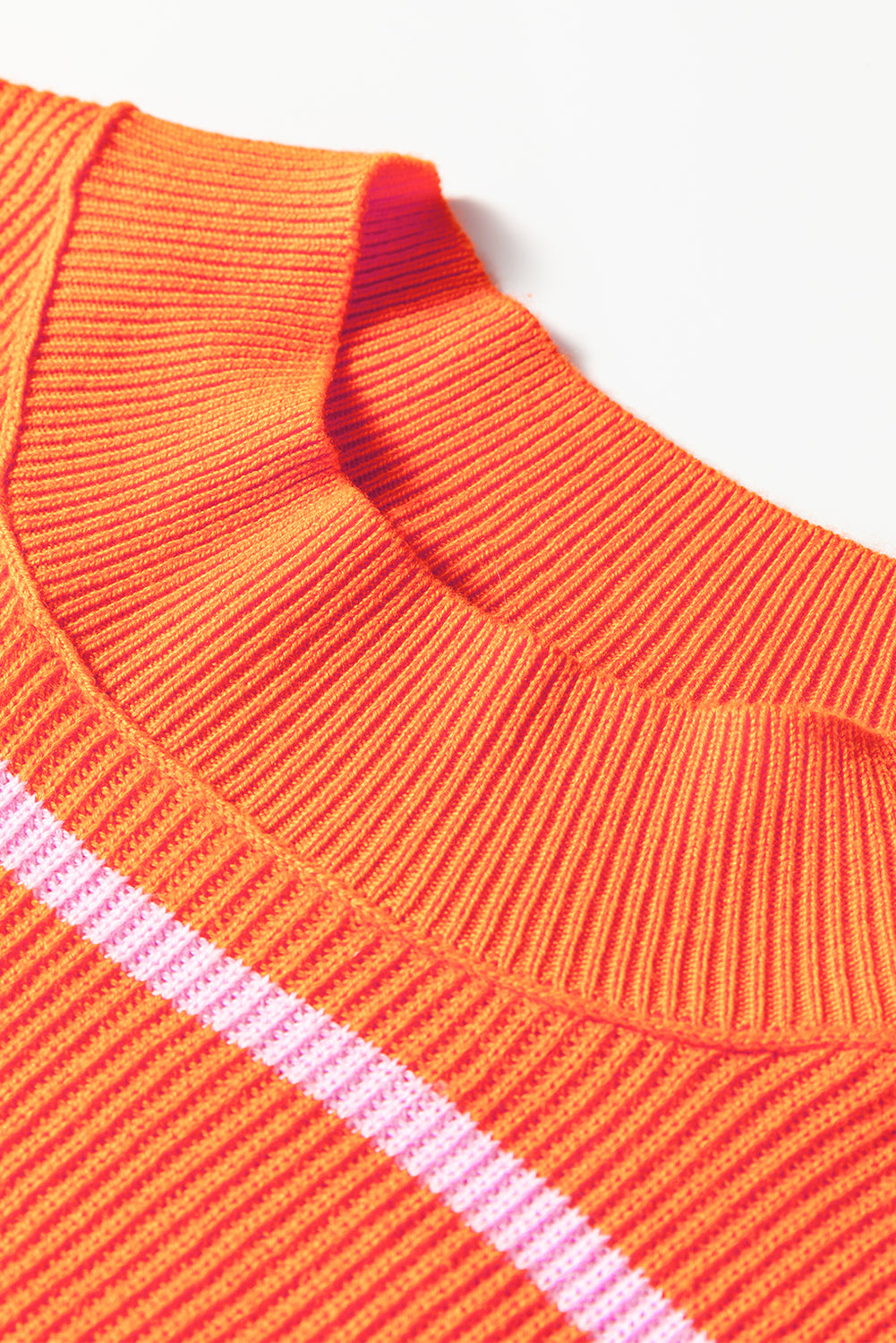 Pull en maille côtelée à rayures orange avec col montant, épaules tombantes et coupe carrée