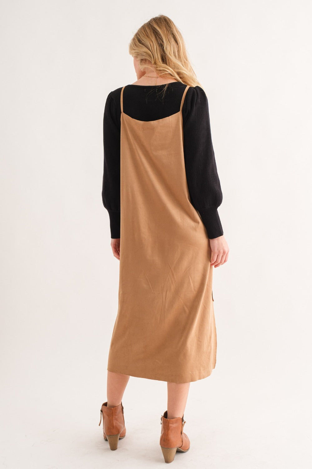 Robe midi fendue à fines bretelles en faux daim – Élégante robe midi, Robe en faux daim, Robe fendue chic, Robe sophistiquée, Robe à fines bretelles polyvalente