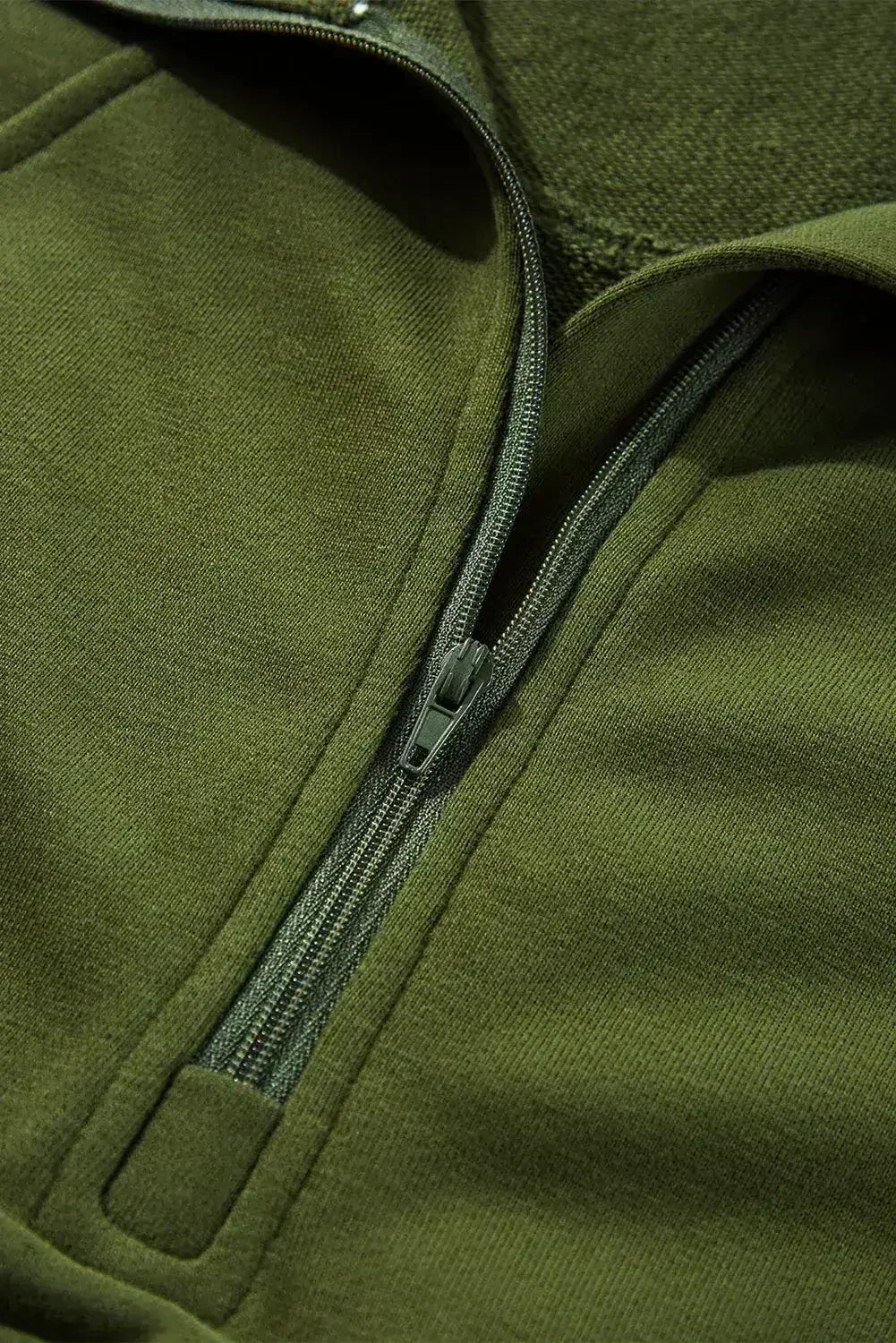 Sweat-shirt à col montant zippé quart, couleur vert mousse, avec poche kangourou