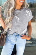 Pull à manches courtes et nœud papillon appliqué gris clair