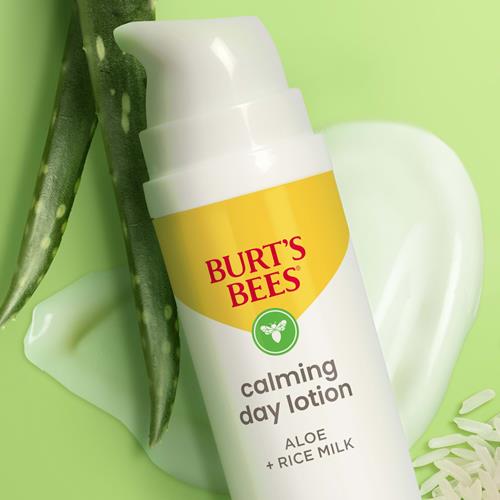 Burts Bees Lotion Visage Apaisante Jour au Lait de Riz et Aloe, Lotion Apaisante pour Peaux Sensibles, Soin d'Origine Naturelle à 98,9 %, Flacon de 51 g.