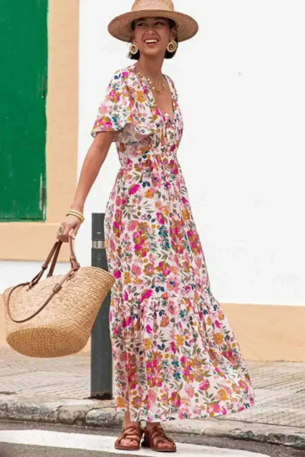 Robe longue rouge fleurie à manches courtes, col en V et taille haute