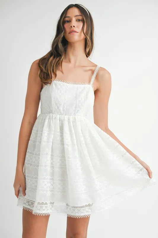 Robe Courte Camisole Babydoll en Dentelle Broderie Anglaise – Robe Féminine en Dentelle Broderie Anglaise, Volante, Silhouette Babydoll Bohème, Robe d'Été Légère, Robe Décontractée pour une Sortie en Journée