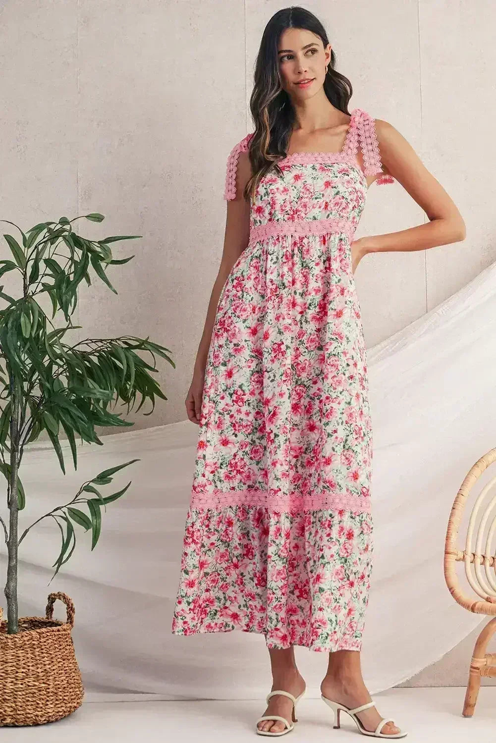 Robe longue vert floral en dentelle à fines bretelles et taille empire