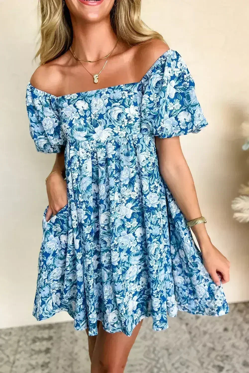 Mini-robe babydoll bleue florale à manches bouffantes