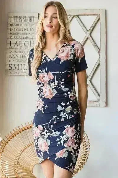 Robe courte fleurie froncée – Style d'été grande taille éclatant
