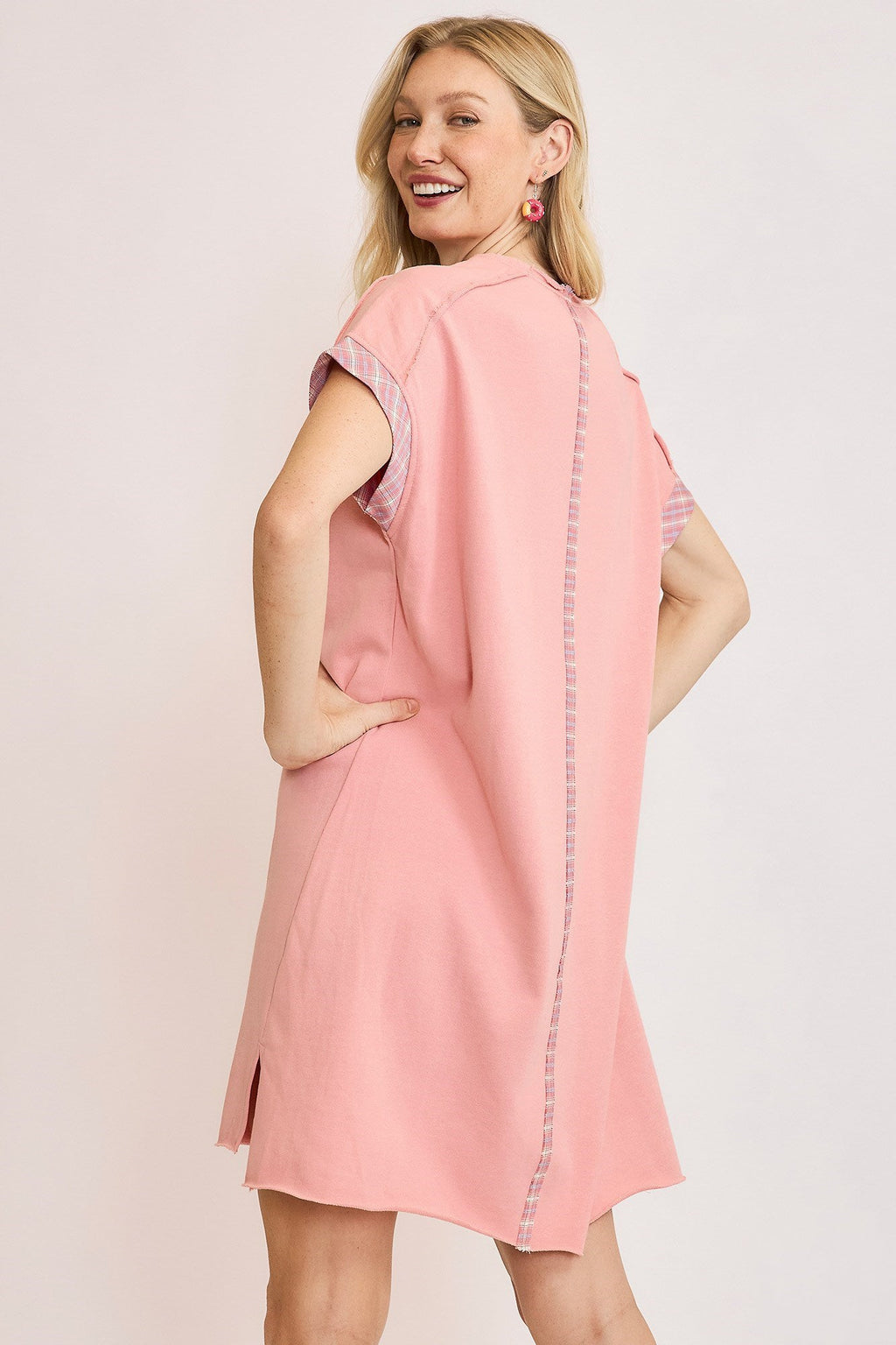 Mini-robe à manches courtes Peace Plaid Applique pour femmes – Mini-robe tendance et confortable avec détails appliqués et motif à carreaux chic
