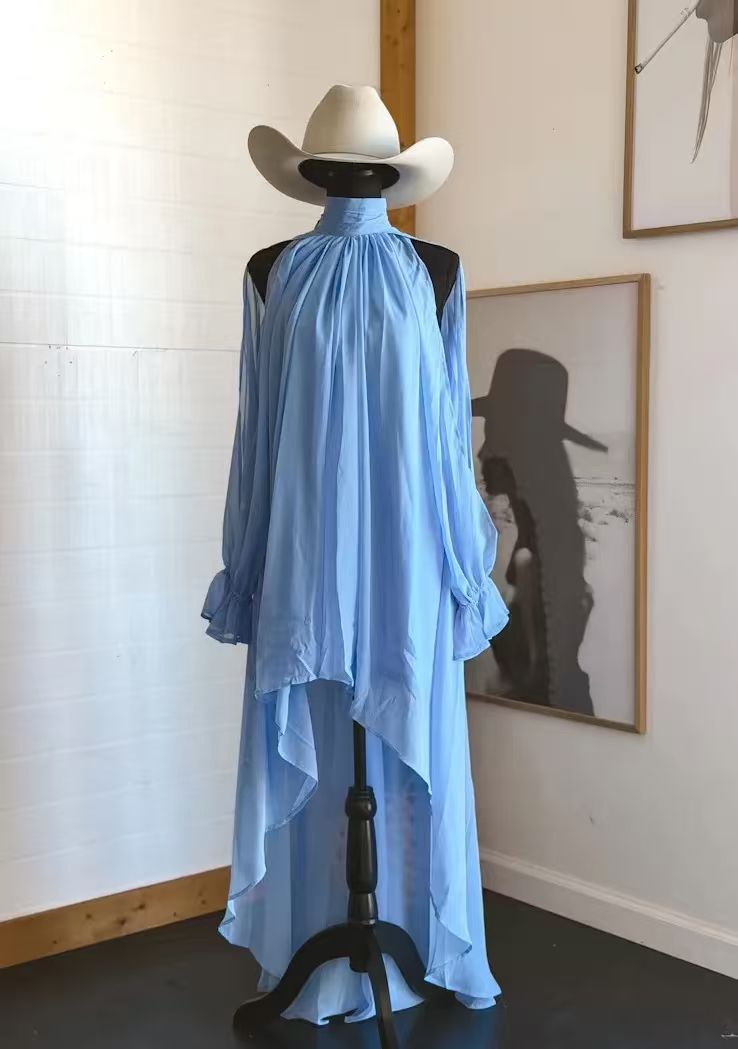 Robe longue asymétrique en mousseline à col montant – Manches longues coupe ample