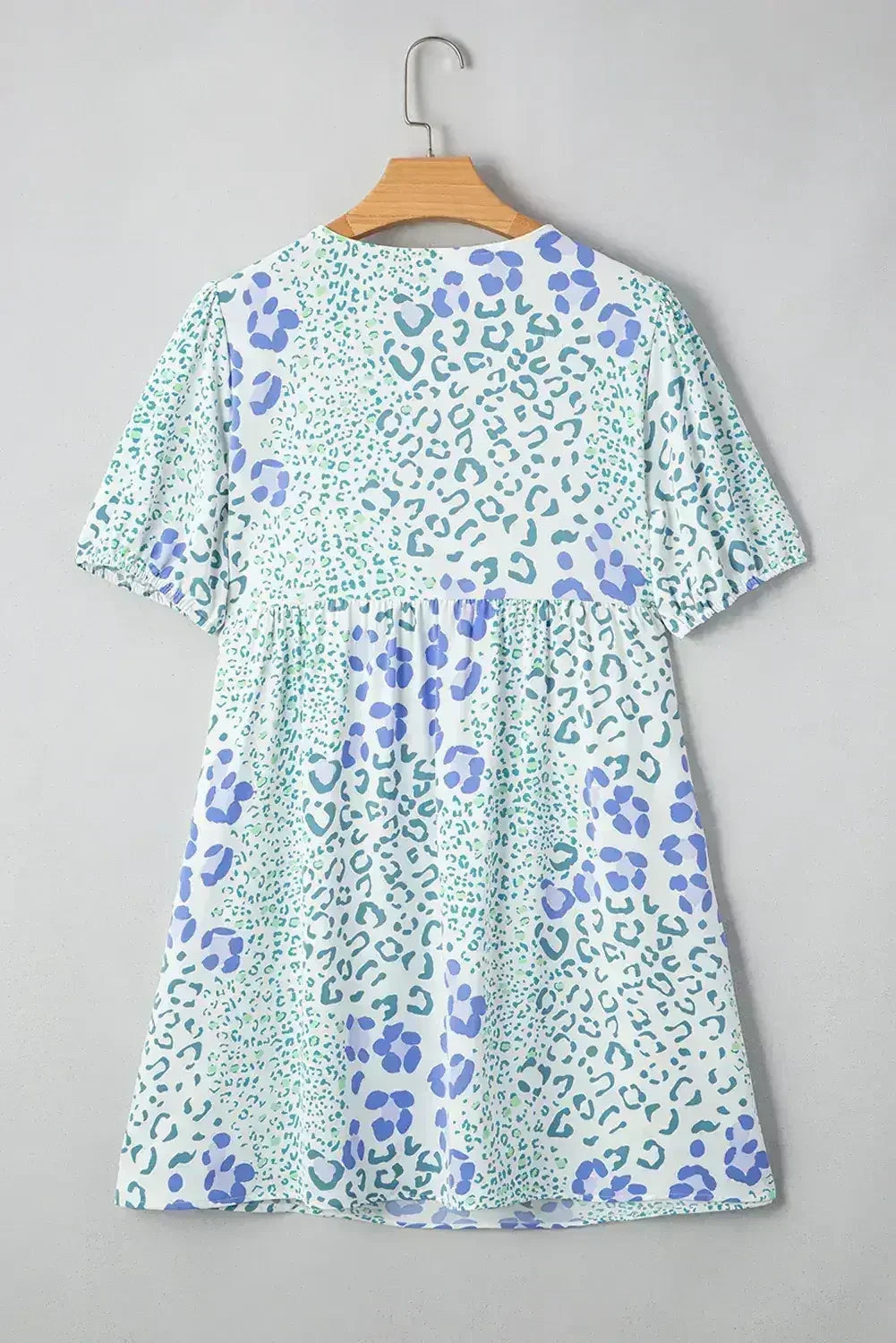 Robe courte bleu ciel à motif léopard, ornée d'un nœud sur le devant et de manches bouffantes
