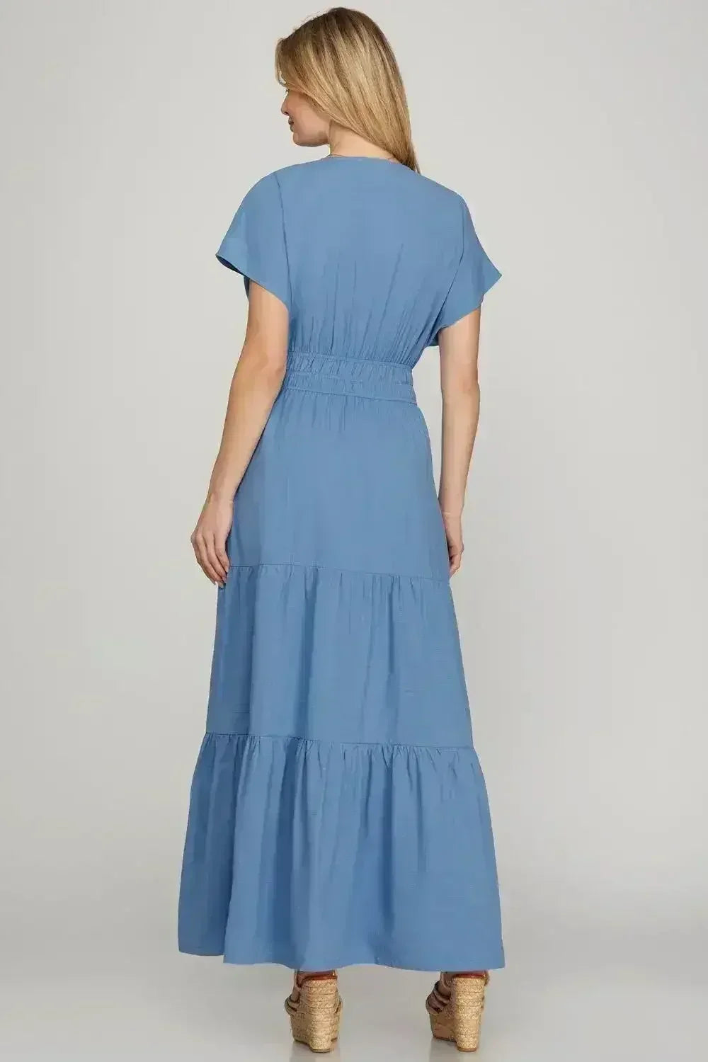 Robe longue étagée à manches courtes surplis avec poches She + Sky