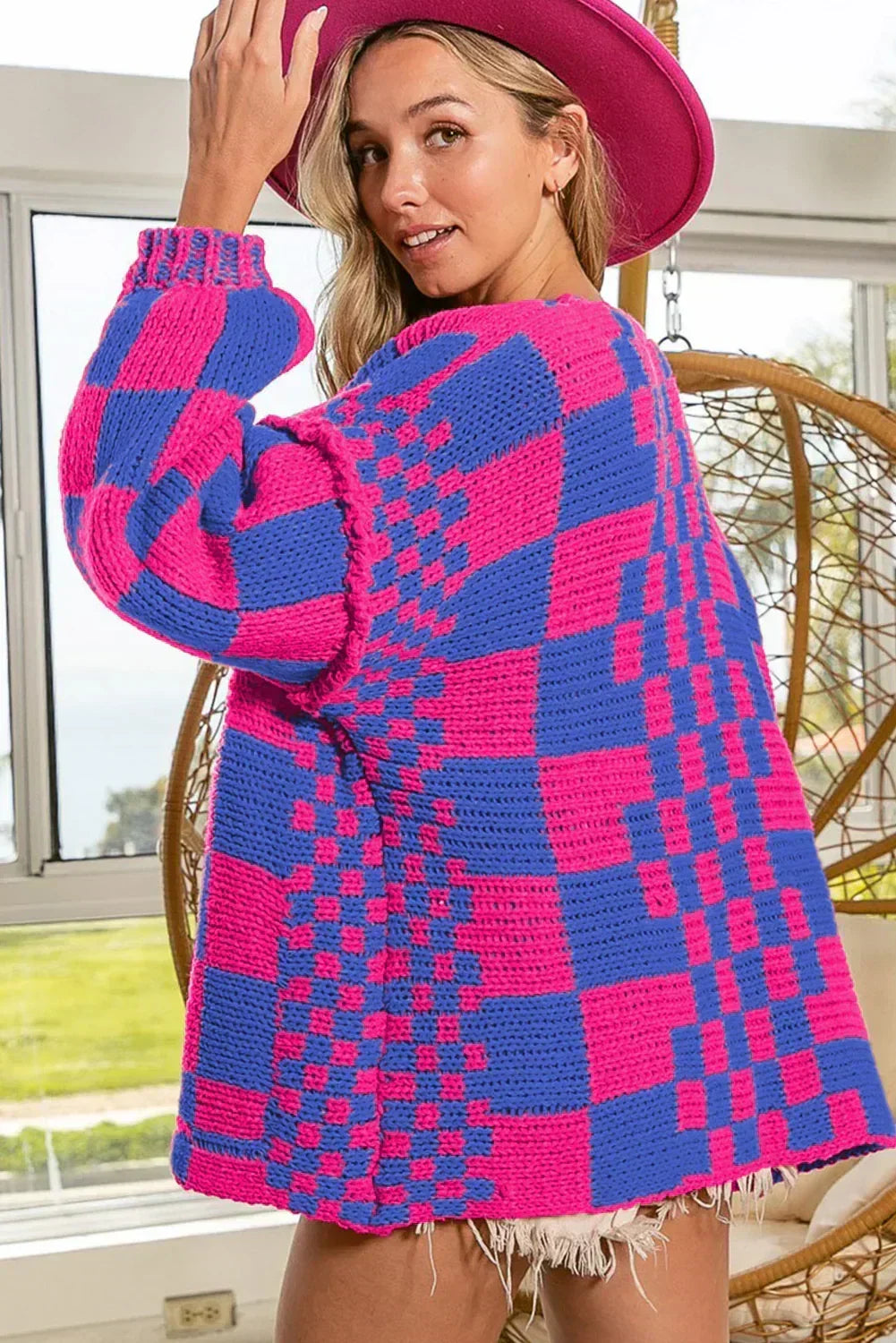 Cardigan en maille à carreaux color block taupe et ouvert sur le devant