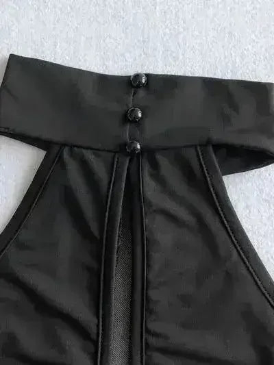 Robe grecque découpée au niveau du col