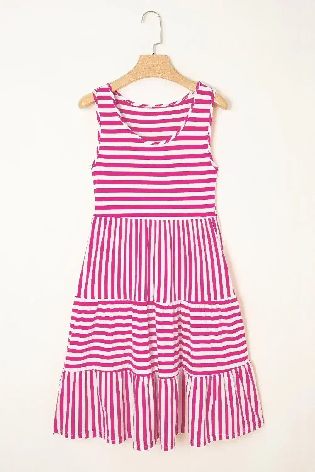 Mini-robe ample sans manches à col en U et rayures noires