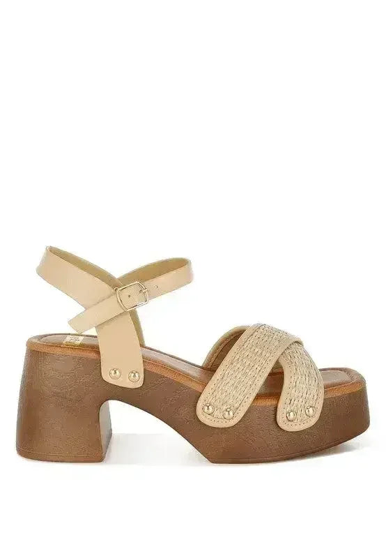 Sandales Sabots Cloutées en Rafia Qasa