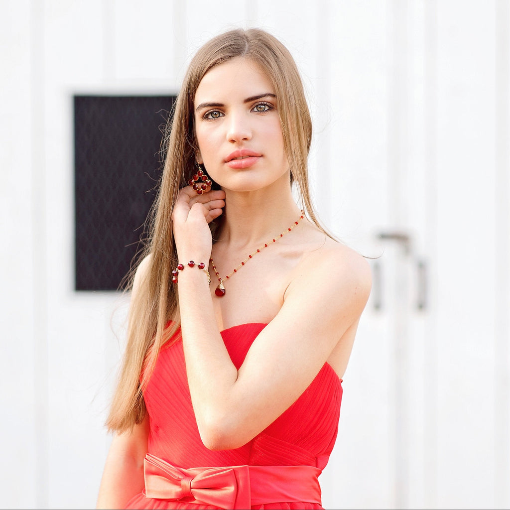 Collier pendentif en verre rouge – Laiton plaqué or, 45,7 cm