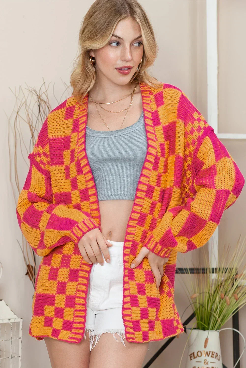 Cardigan en maille à carreaux color block taupe et ouvert sur le devant