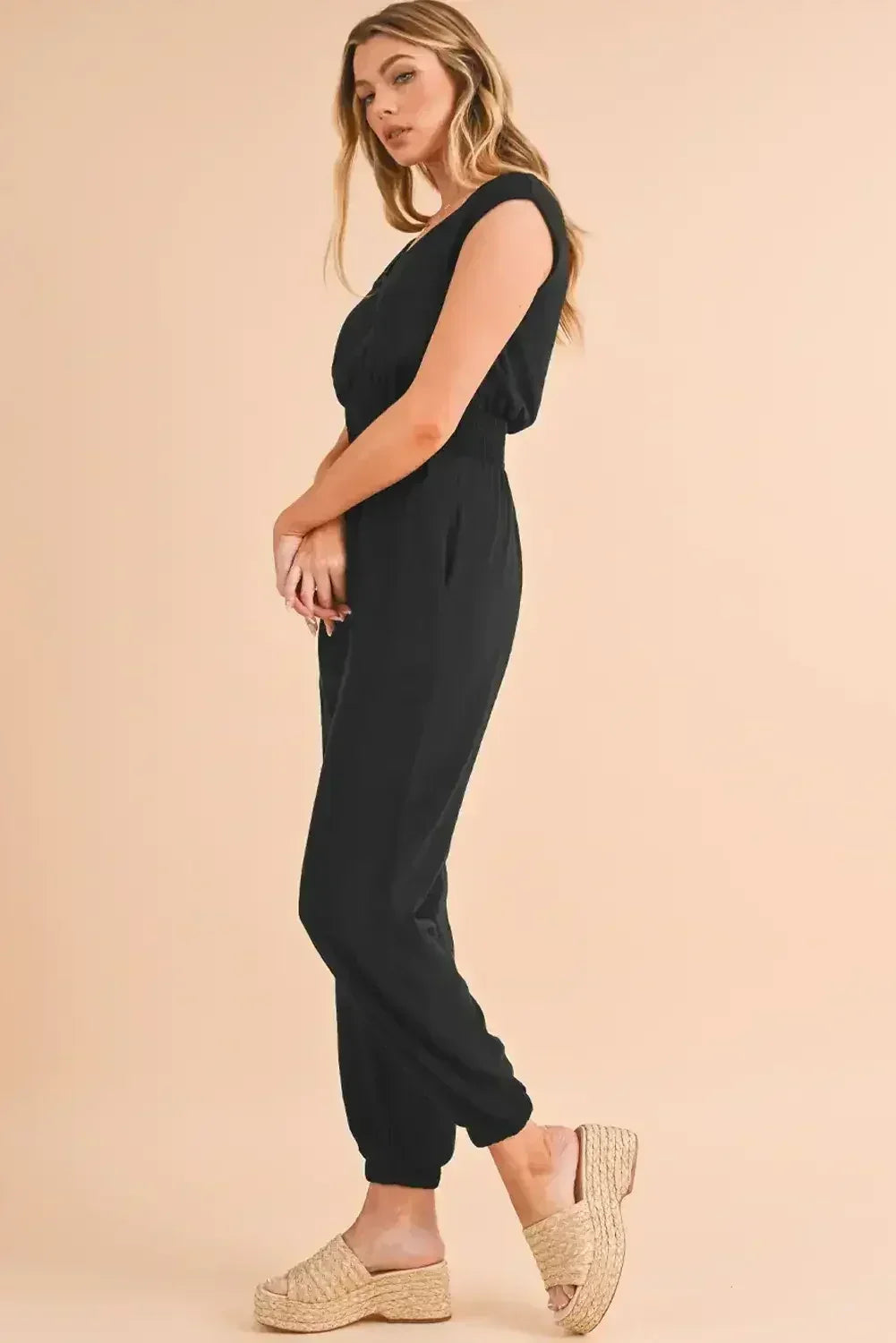 Combinaison noire froncée taille haute sans manches col en V