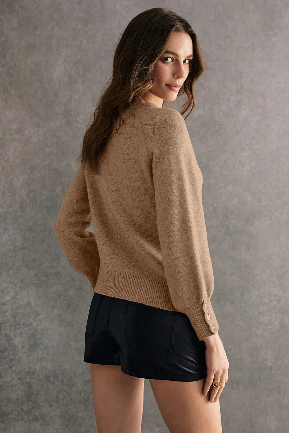 Chandail en maille à manches raglan, poignets boutonnés blancs