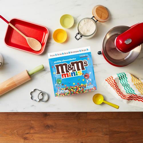 M&M's Minis Mélange de bonbons au chocolat au lait, Format familial, Sachet refermable de bonbons au chocolat en vrac de 479 g