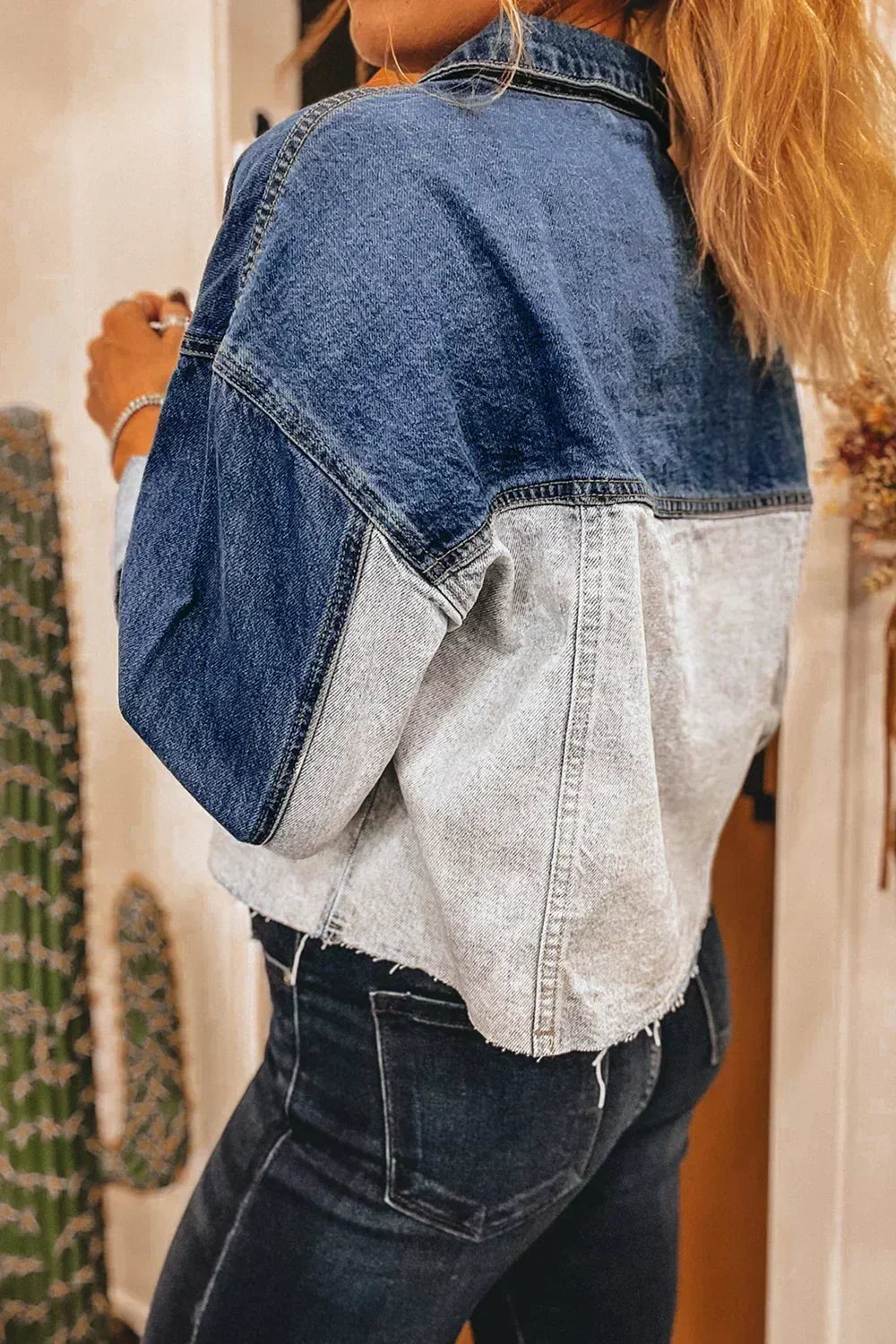 Veste en jean vieilli à rabat et patchwork bleu crépuscule