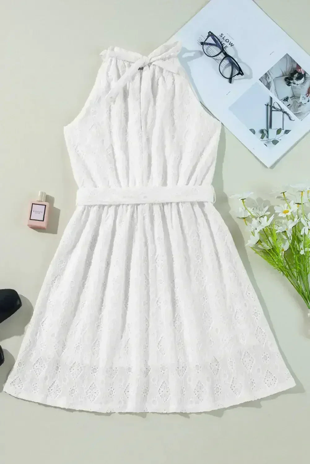 Robe courte blanche sans manches en dentelle avec nœud ajouré au dos et taille nouée