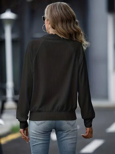 Veste décontractée blanche zippée à col, manches raglan, confortable et polyvalente pour femme.
