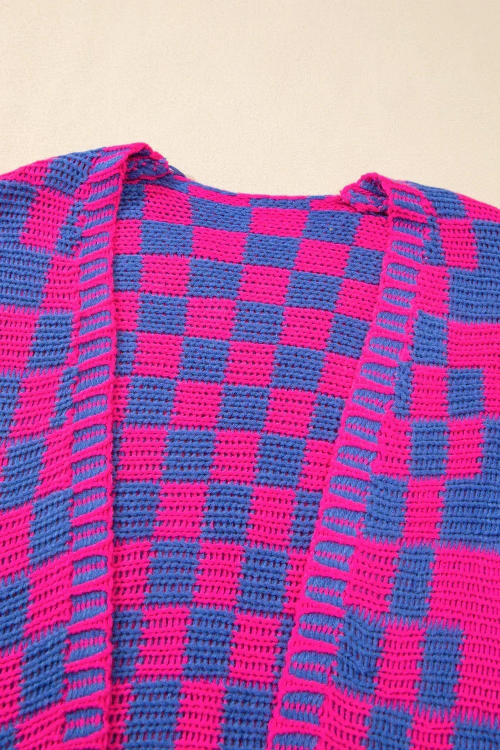 Cardigan en maille à carreaux color block taupe et ouvert sur le devant