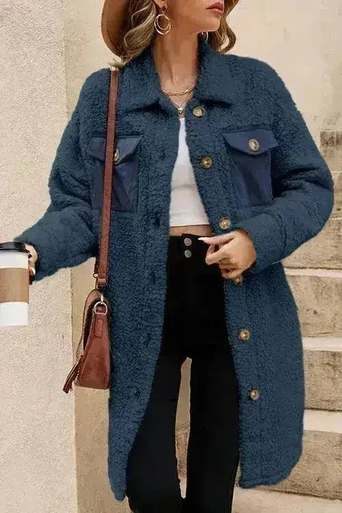 Manteau Teddy bleu – Poches à rabat contrastantes et simple boutonnage
