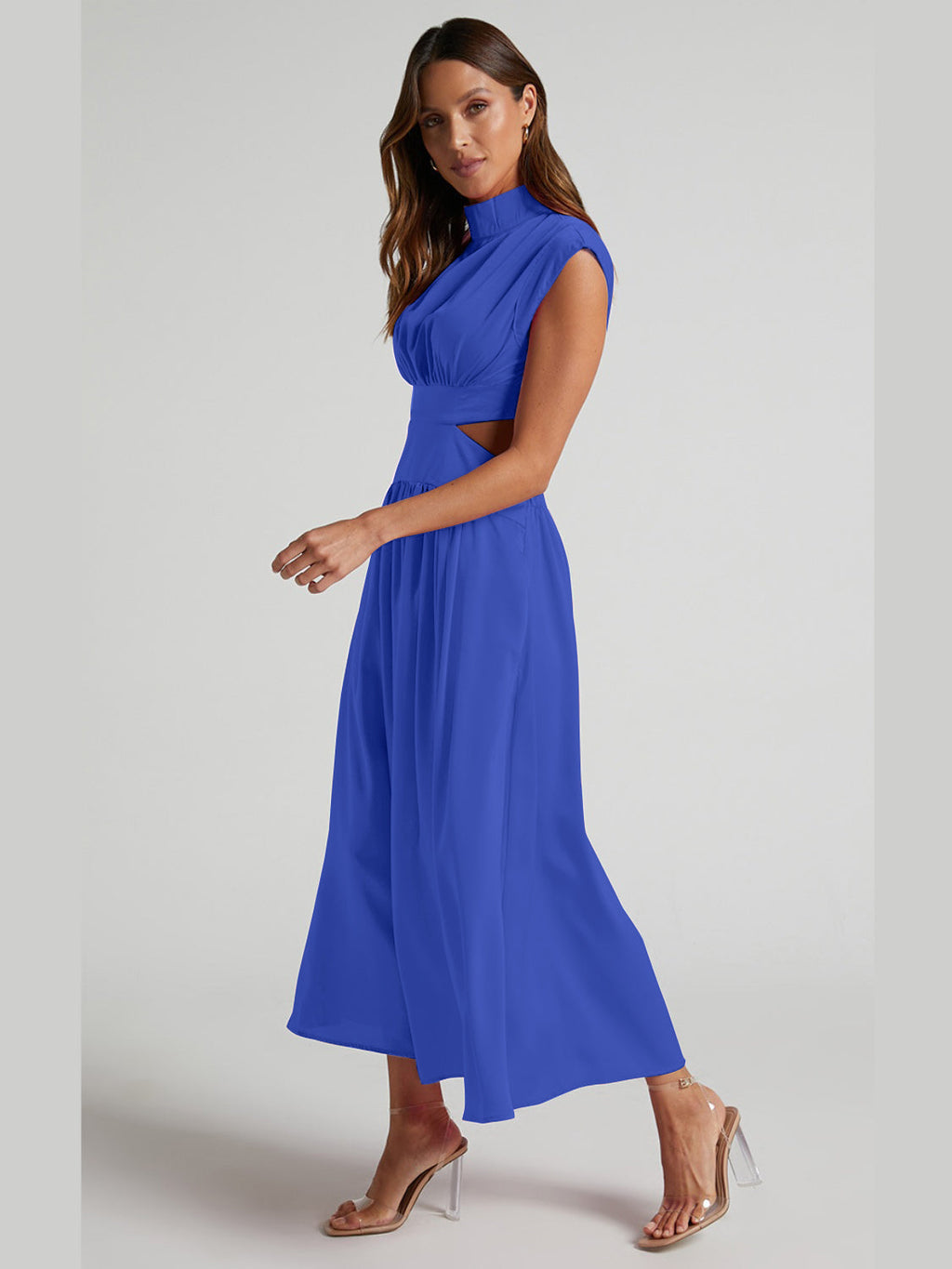 Robe élégante sans manches froncée à col montant et découpes modernes pour femme