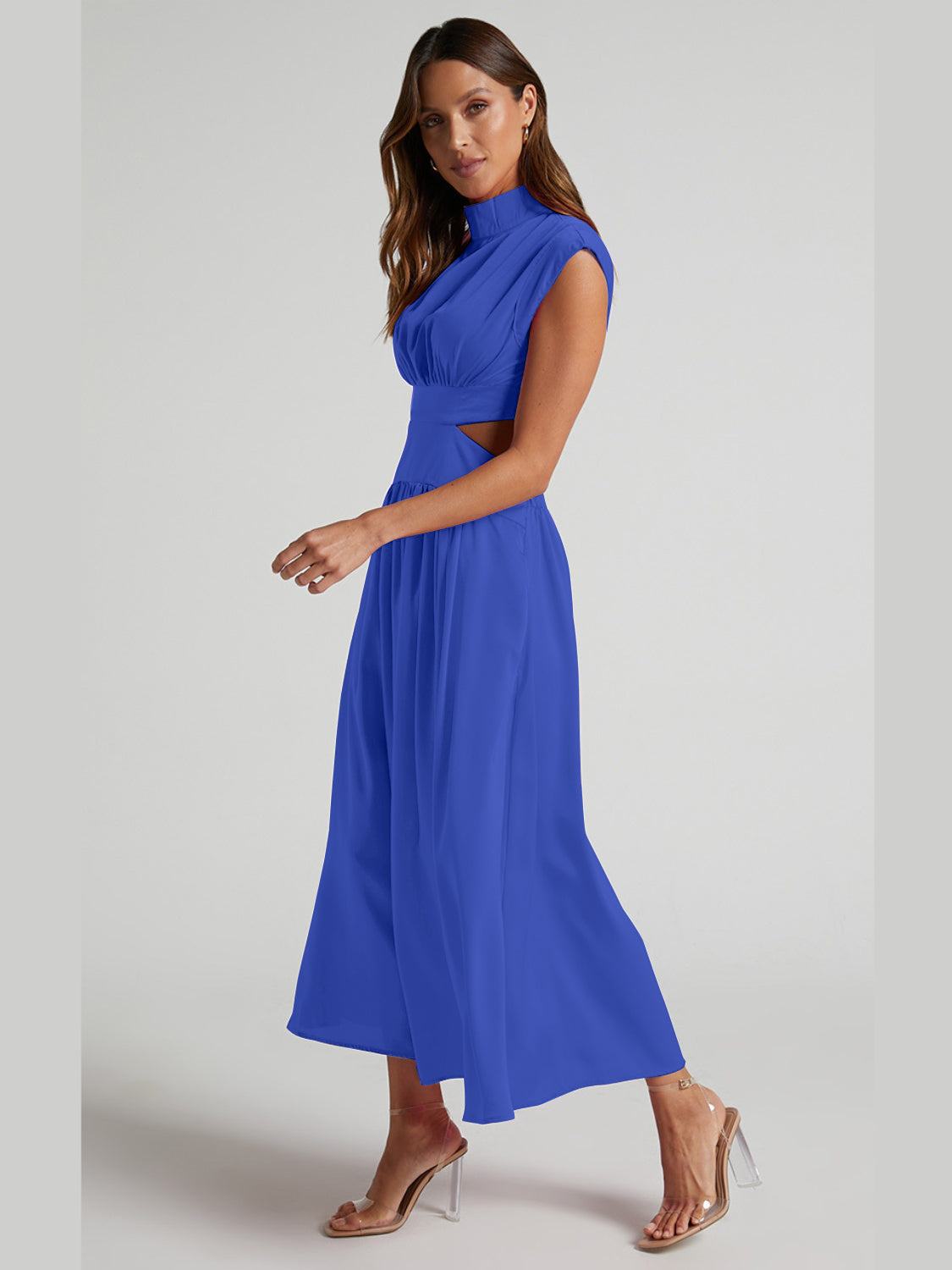 Robe élégante sans manches froncée à col montant et découpes modernes pour femme