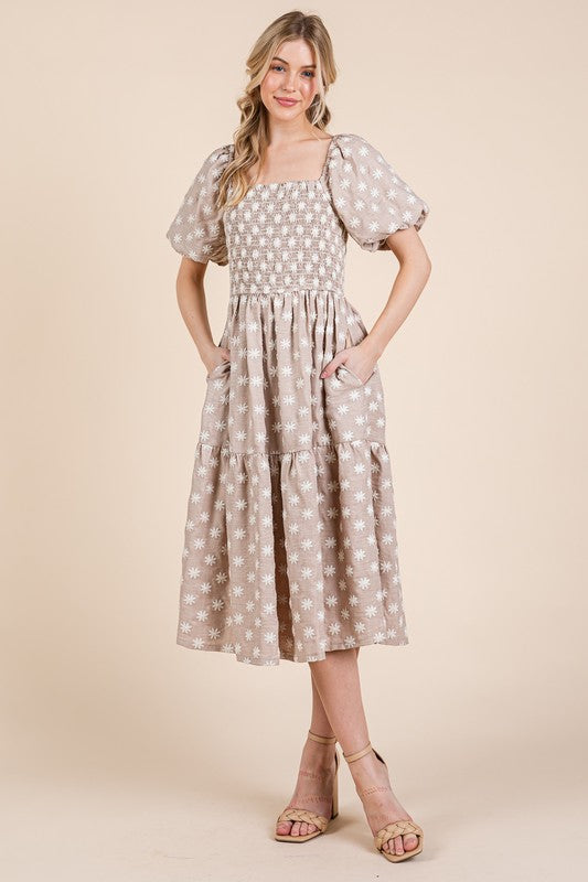 Nouvelle robe mi-longue froncée à manches bouffantes et broderies florales pour femme Élégante, charmante et féminine robe mi-longue à broderies florales avec manches bouffantes et design étagé