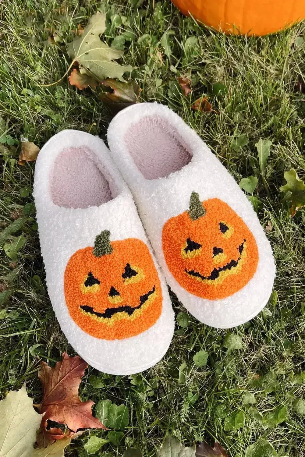 Pantoufles en peluche noires à imprimé citrouille d'Halloween