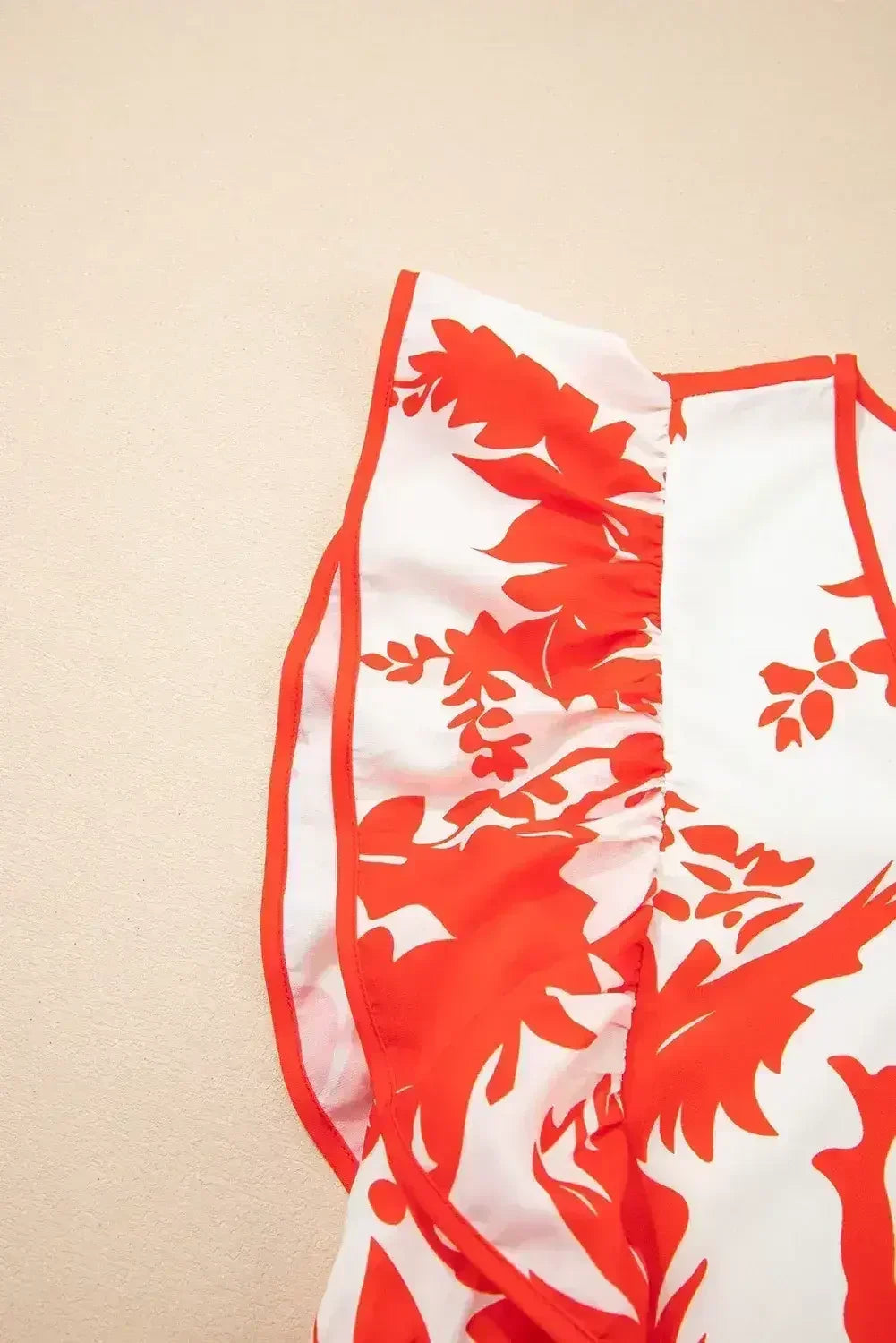 Robe longue rouge à imprimé floral, encolure en V et manches à volants