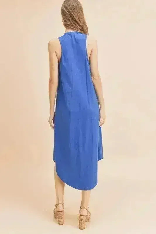Robe midi sans manches à col en V et plis sur le devant Aemi + Co