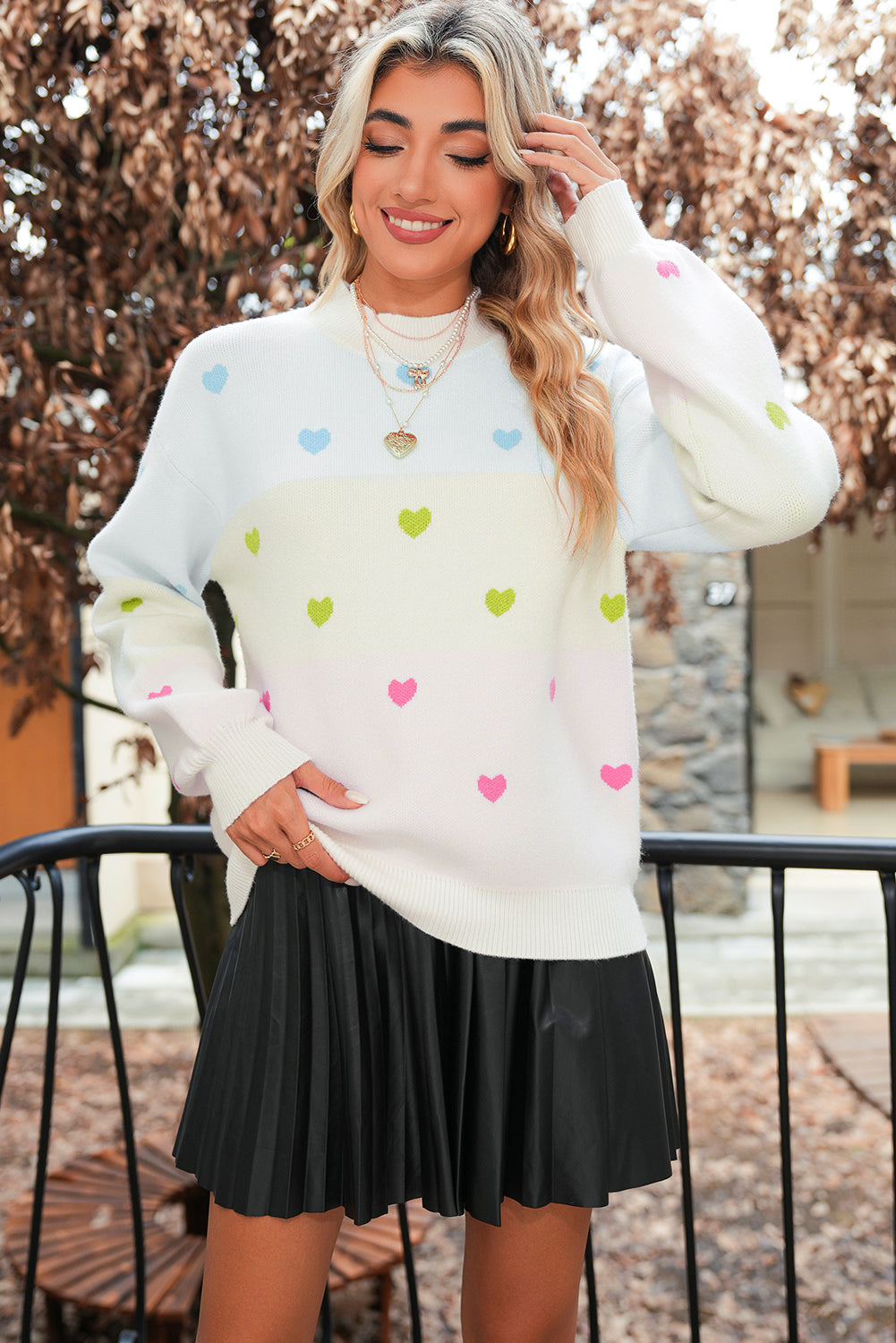Pull à col montant color block et motif cœurs multicolores