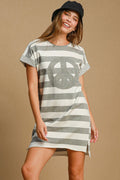 Robe Courte Rayée à Manches Courtes avec Applique Motif "Peace" – Applique ludique "Peace Sign", rayures chics et ourlet asymétrique pour un confort élégant