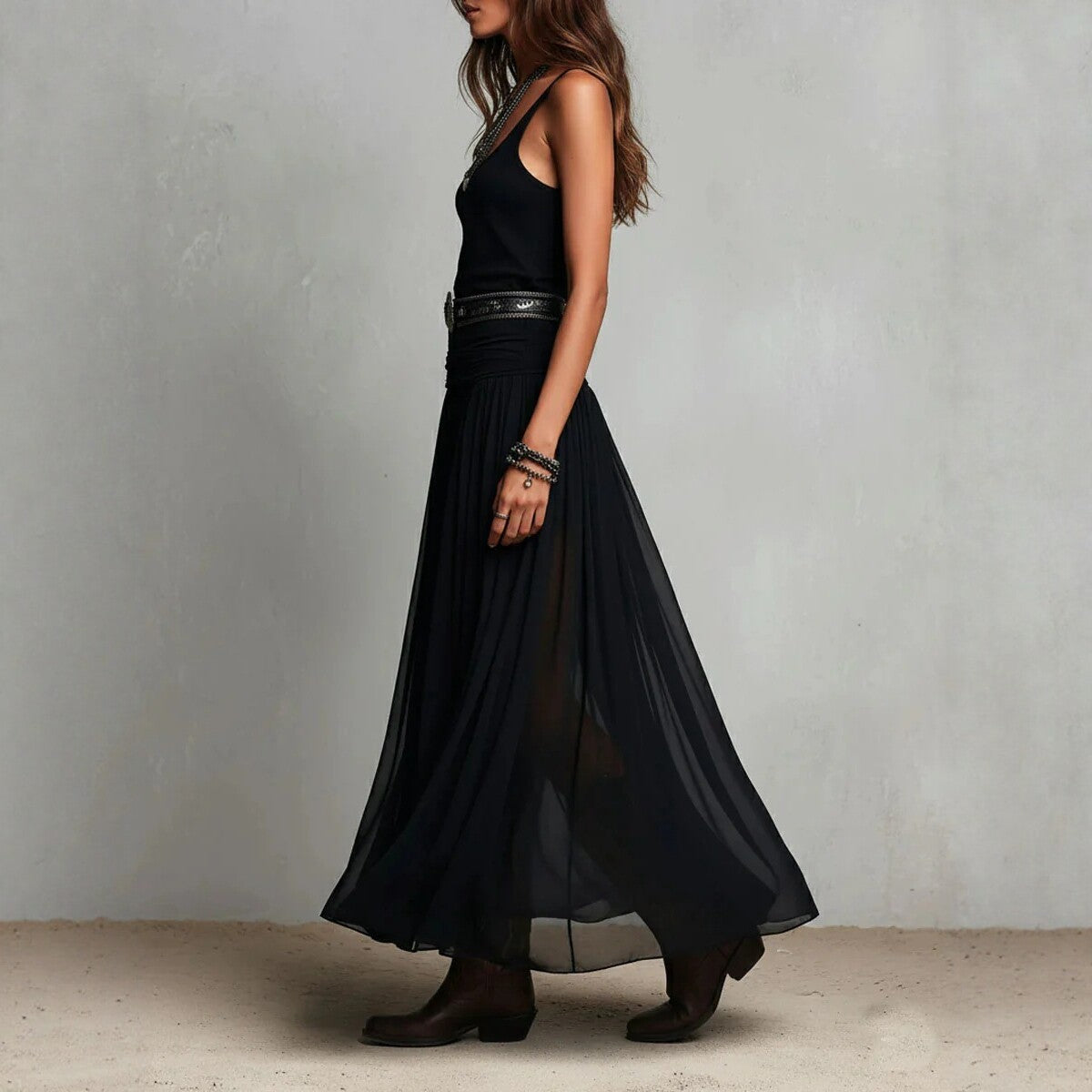 Robe longue maxi plissée en maille noire avec ceinture et col en V