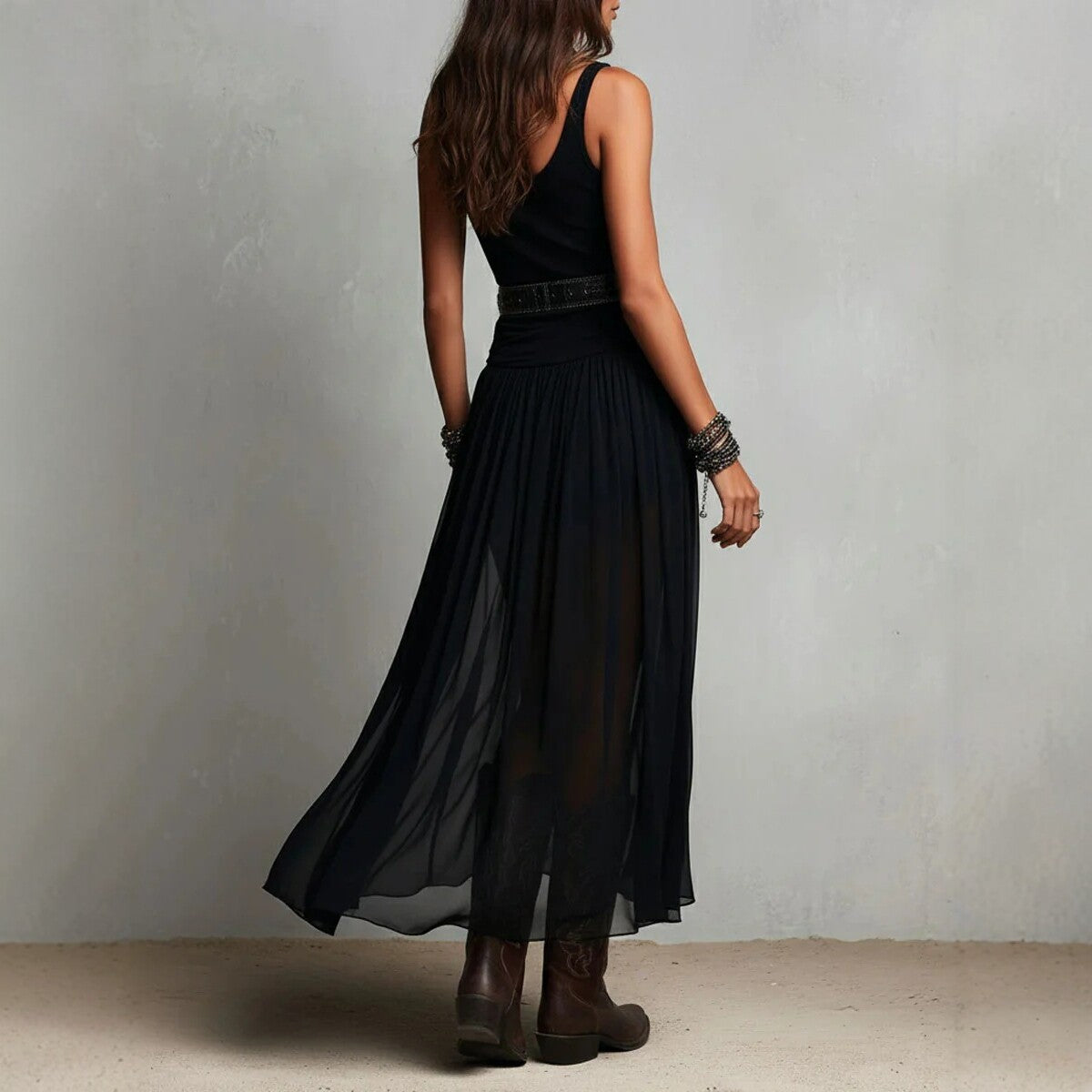 Robe longue maxi plissée en maille noire avec ceinture et col en V
