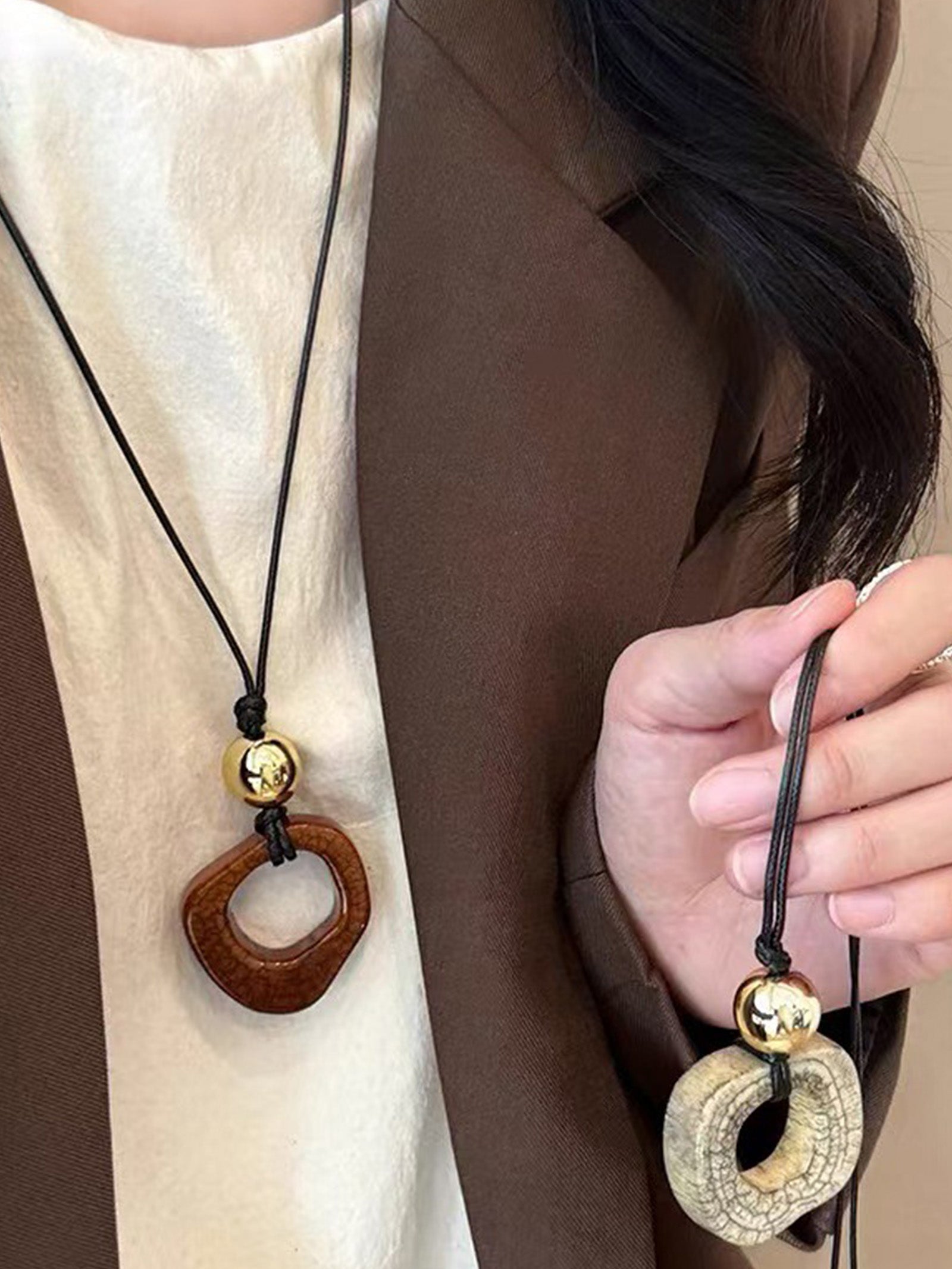 Long collier avec pendentif en résine et os de chameau