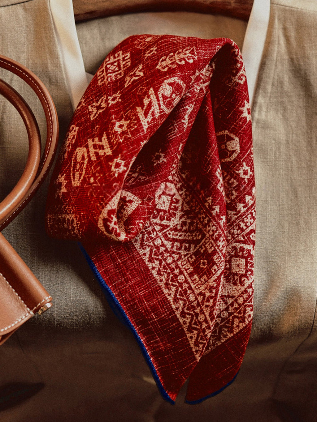 Foulard carré en laine et soie imprimée