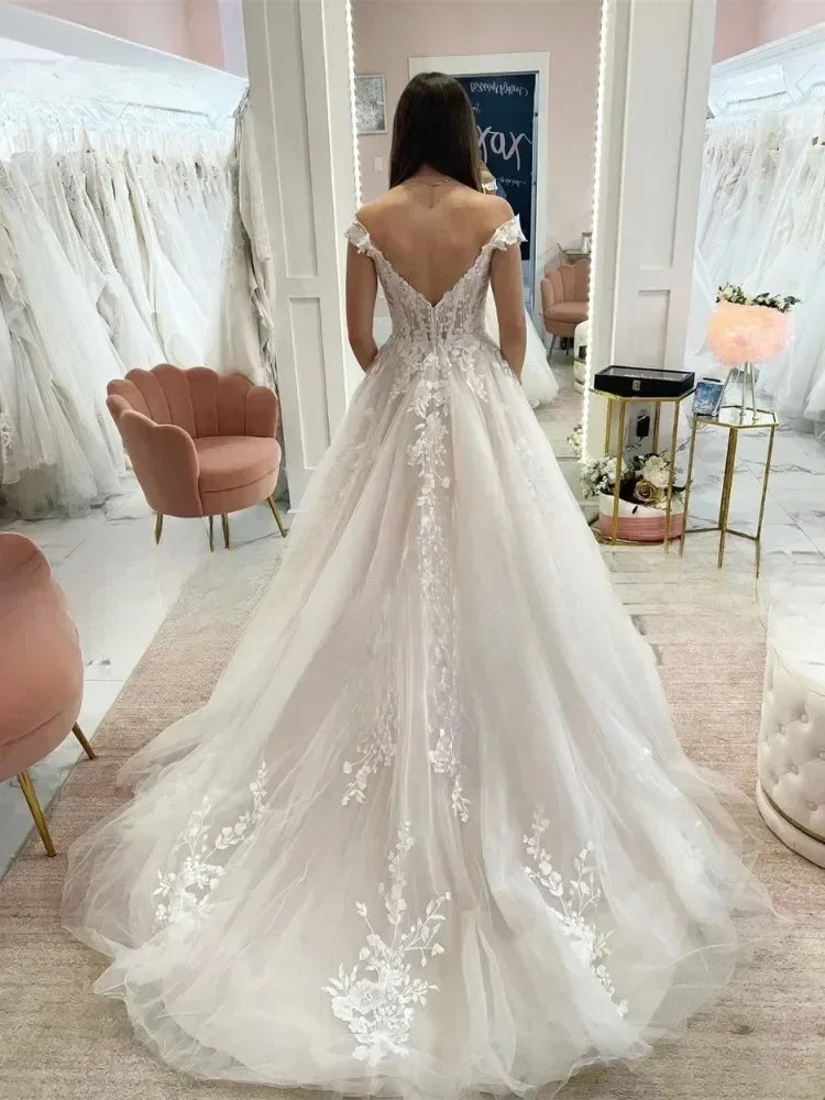 Robe de mariée modeste - Robe de dentelle bustier avec épaules dénudées | Femstylo