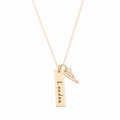 Collier barre commémoratif personnalisé avec aile d'ange