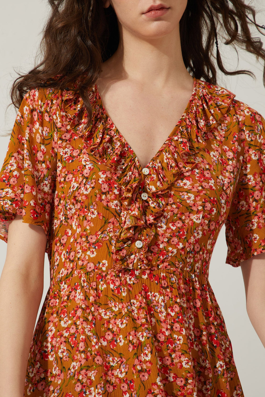 Robe Bohera Bernadette à volants floraux au niveau du col