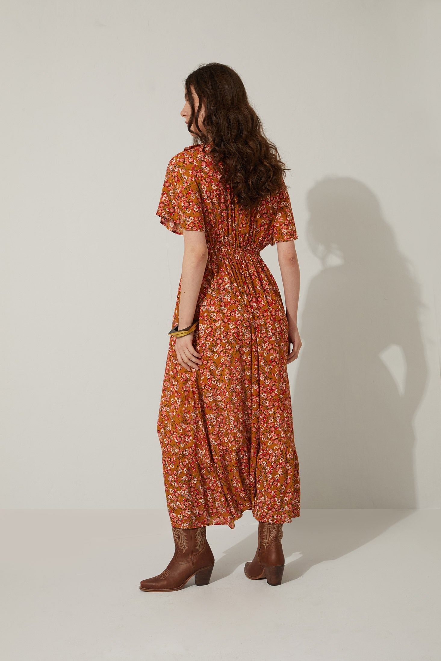 Robe Bohera Bernadette à volants floraux au niveau du col
